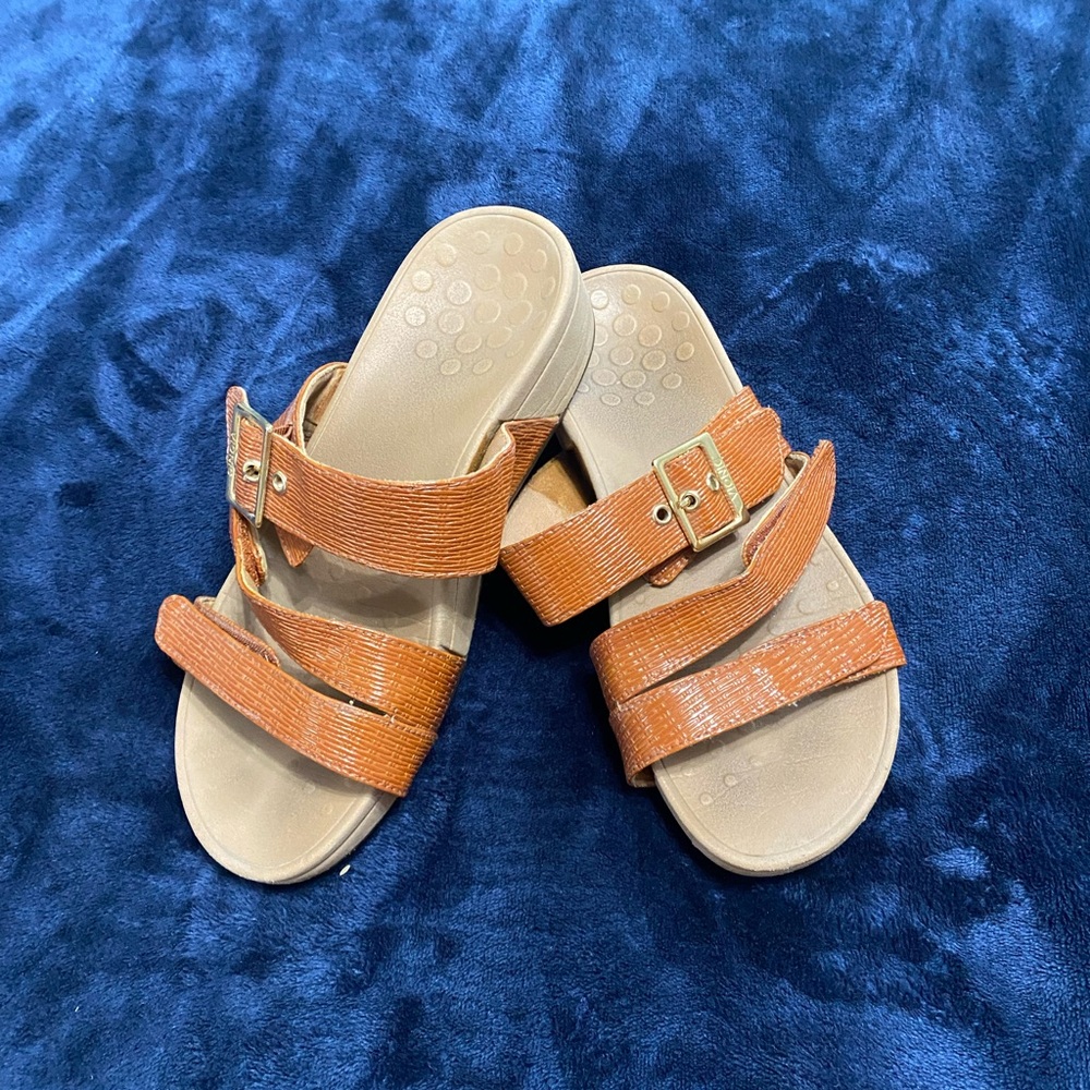 Vionic ladies size 7 tan slide on shoes